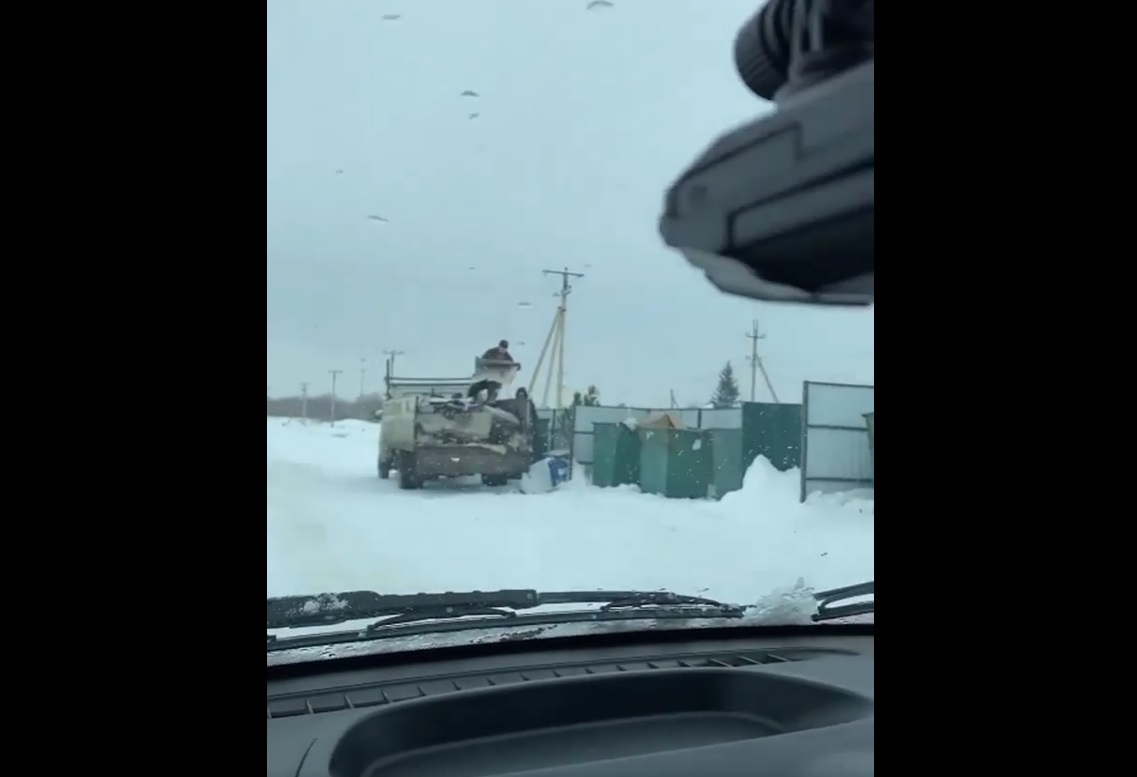 Оренбуржцы превратили мусорку п. Заречный в свалку строительных отходов