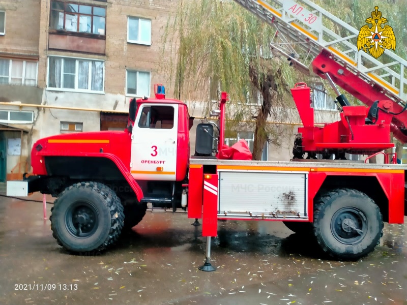 На ул. Ткачева в Оренбурге из горящего дома спасли 17 человек