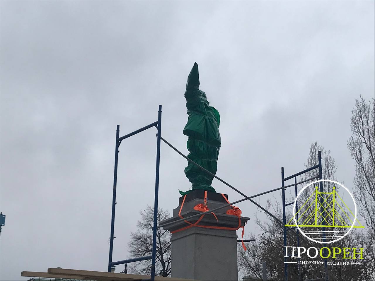 «Маленького Ленина» вернули на постамент в одноименном сквере в Оренбурге