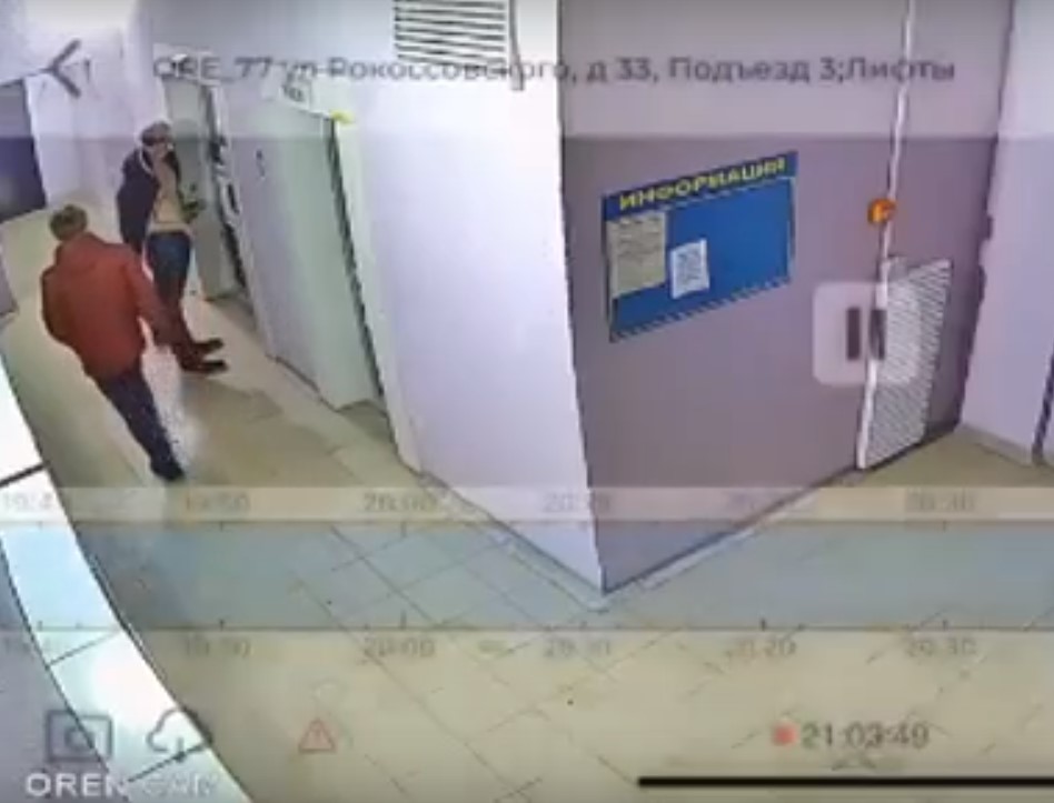 В Оренбурге двое парней в подъезде дома по ул. Рокоссовского распылили баллончик