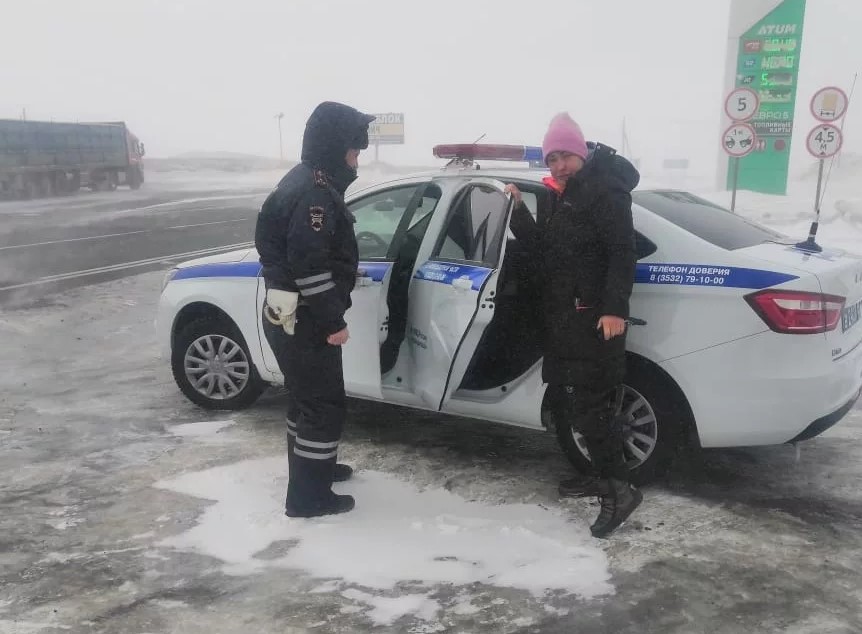 В Оренбуржье полицейские не дали замерзнуть людям из сломавшегося авто