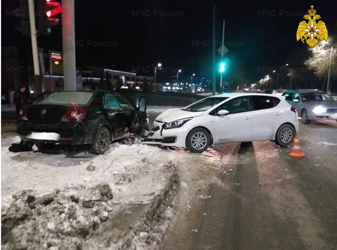 В Оренбурге спасители помогли выбраться из авто четверым участникам ДТП