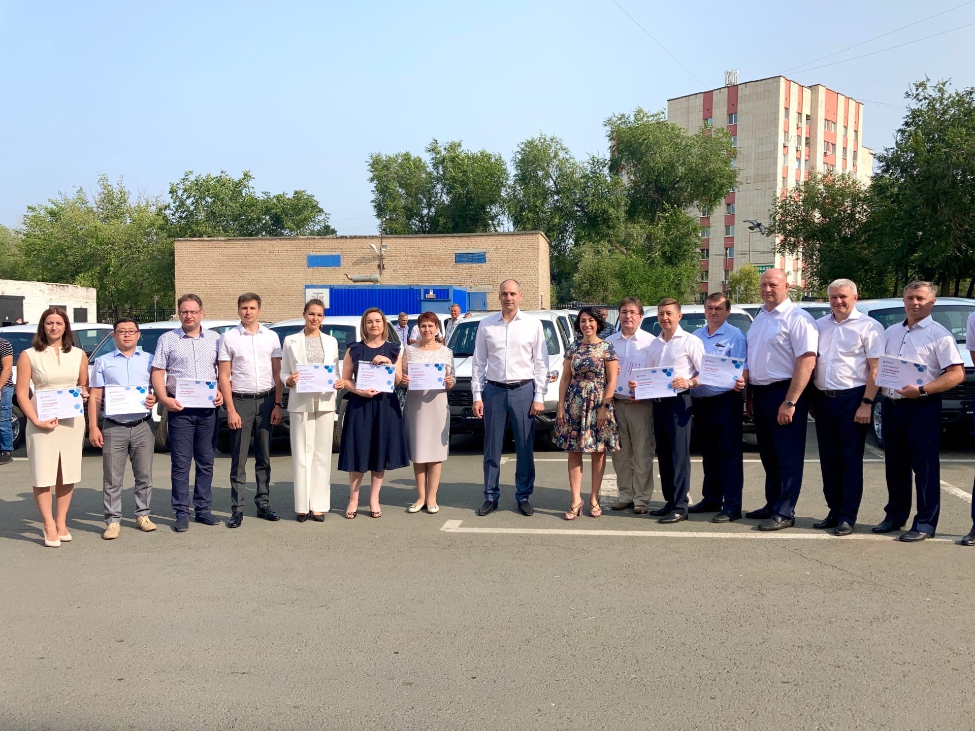 Главврачам Оренбурга вручили ключи от 21 автомобиля «Нива»