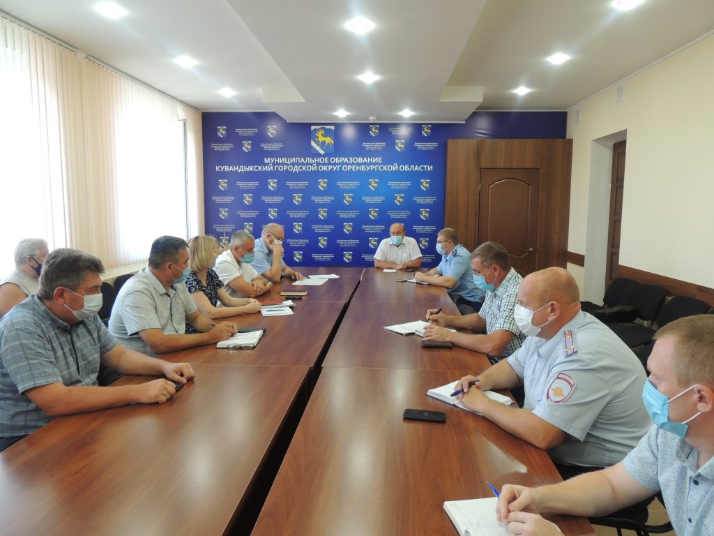 Из-за ночного возгорания на свалке в Кувандыкском городском округе ввели режим ЧС. Площадь пожара составляет 500 на 300 м.
