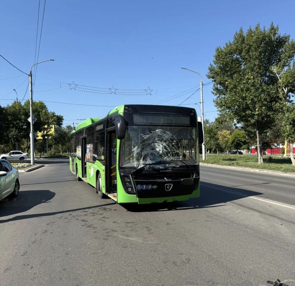 В Оренбурге мужчина погиб после столкновения с автобусом на электровелосипеде
