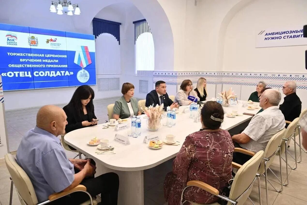 В Оренбуржье наградили отцов солдат, отличившихся в зоне СВО