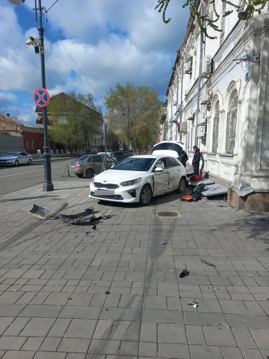 В Оренбурге водитель «Киа» проигнорировал светофор и устроил аварию