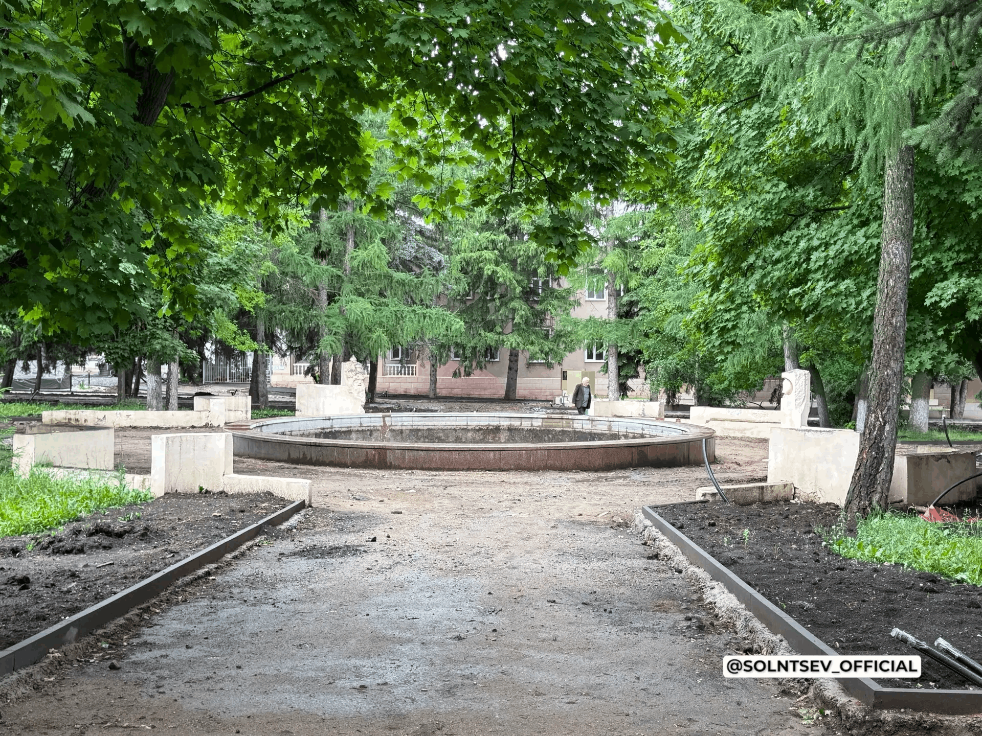 Евгений Солнцев проверил ход благоустройства городского сквера и Аллеи Славы в Бугуруслане