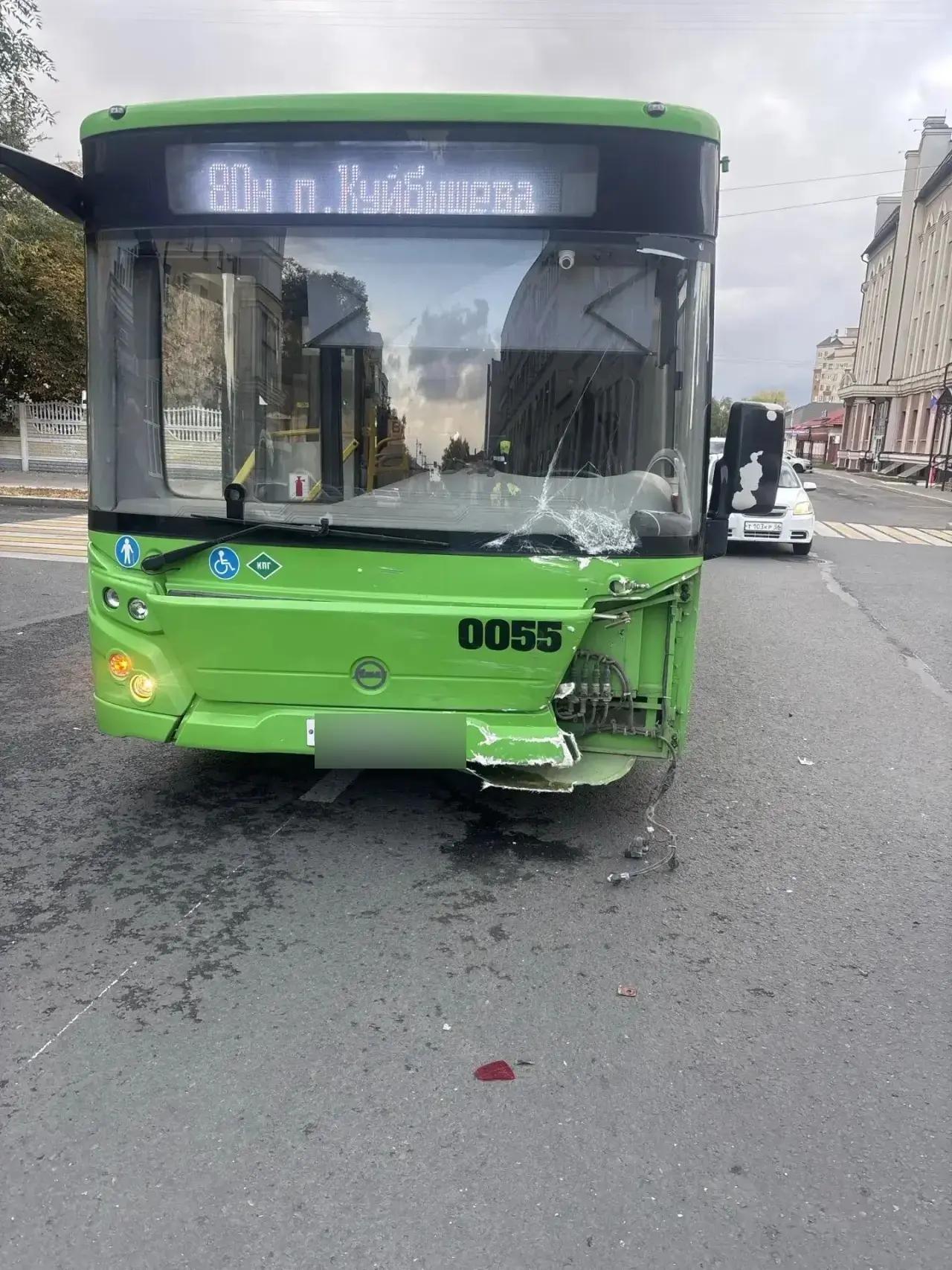 В Оренбурге «Лада» врезалась в автобус, пострадала пожилая пассажирка
