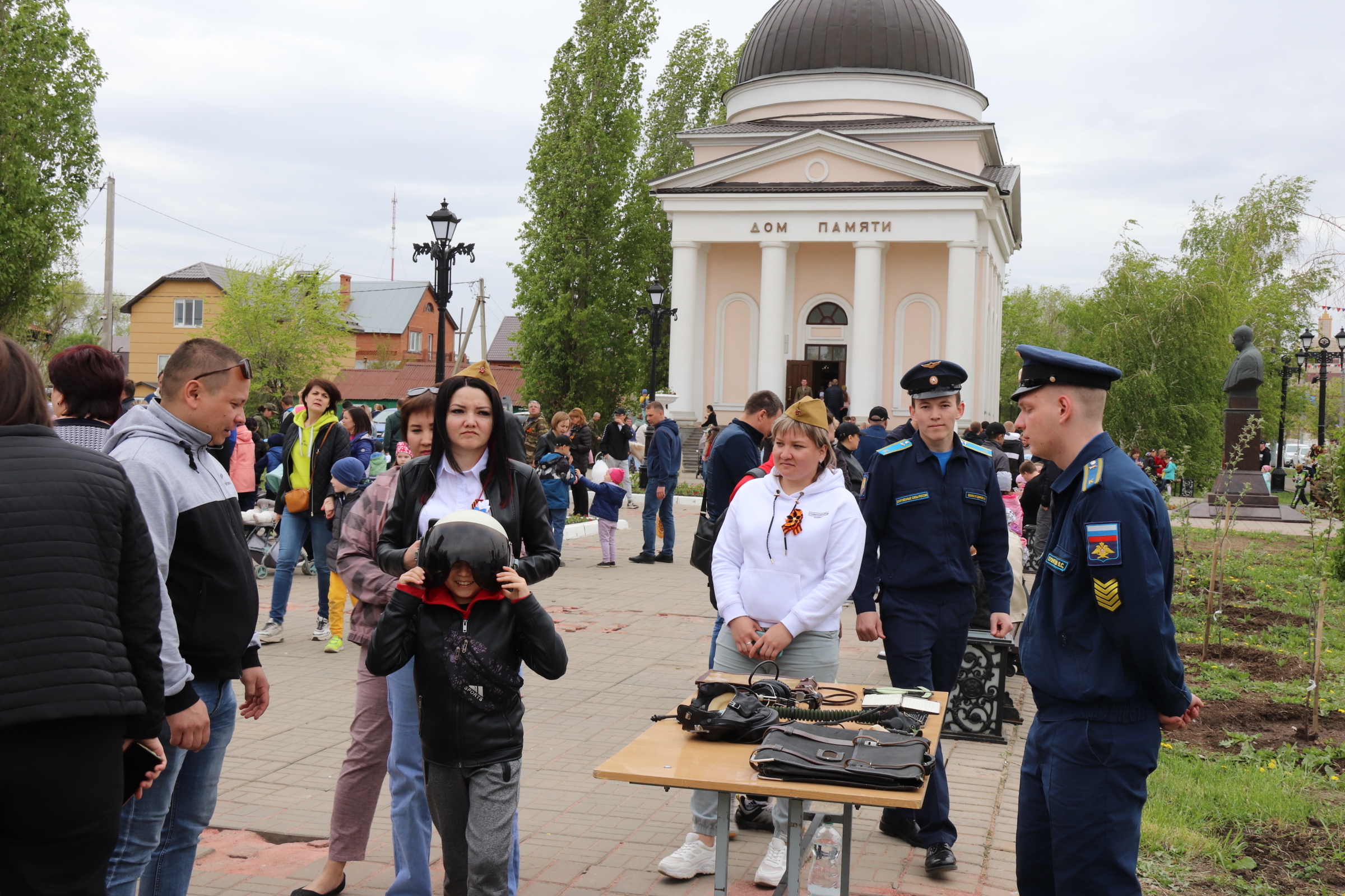 В Оренбурге на проспекте Победы прошла выставка военной техники