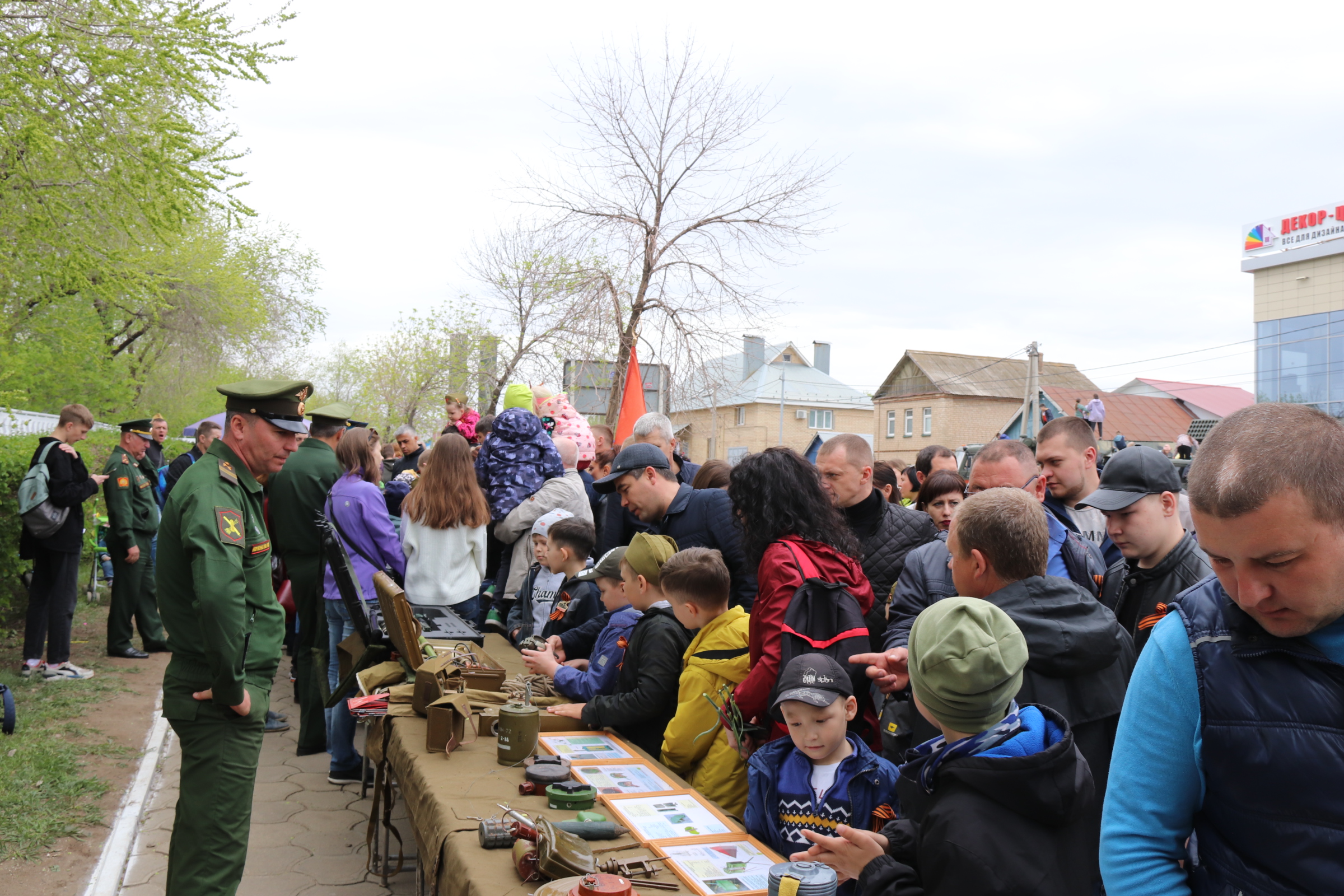 В Оренбурге на проспекте Победы прошла выставка военной техники