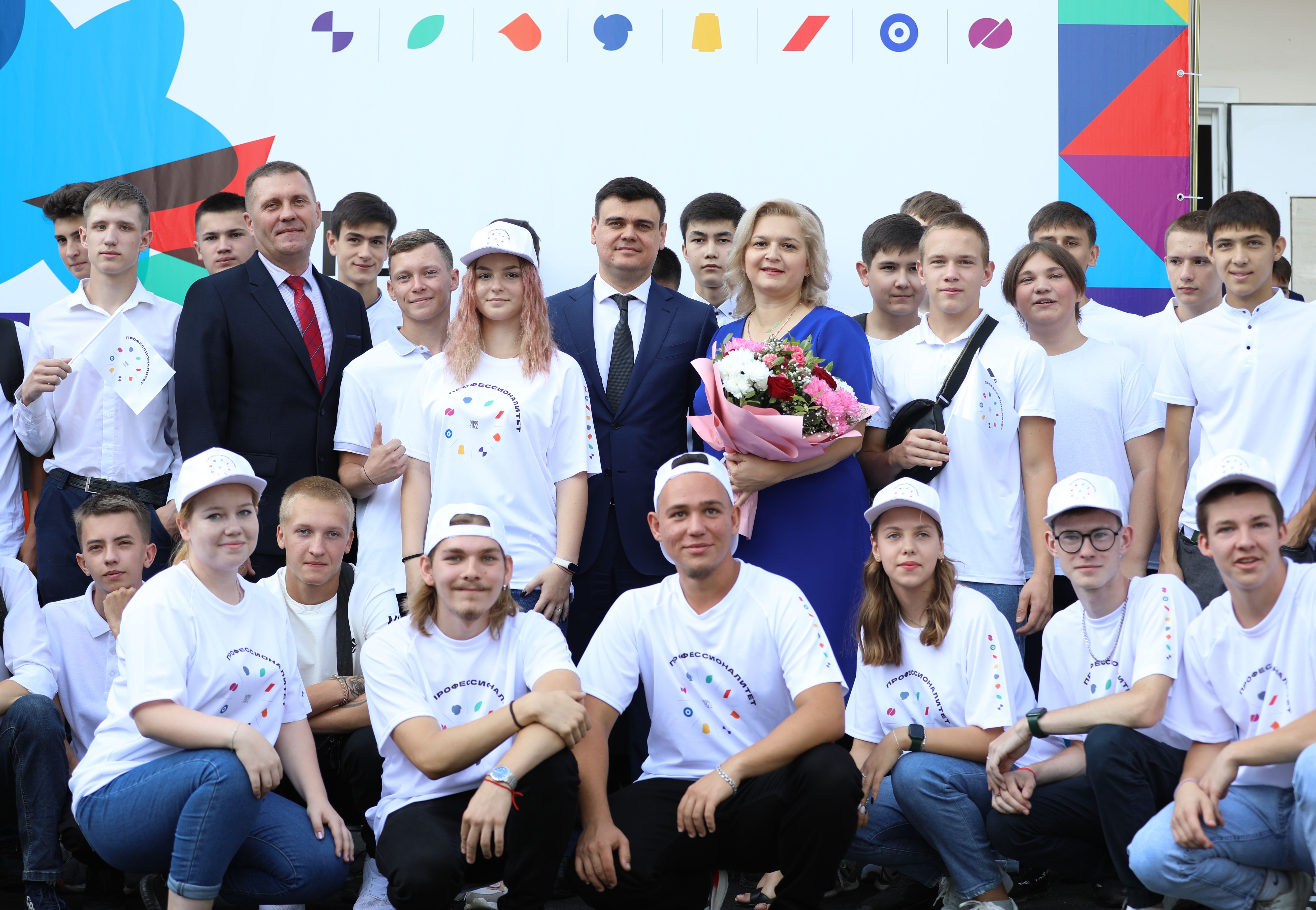 С Днем знаний учеников и студентов Новотроицка поздравило руководство Уральской стали