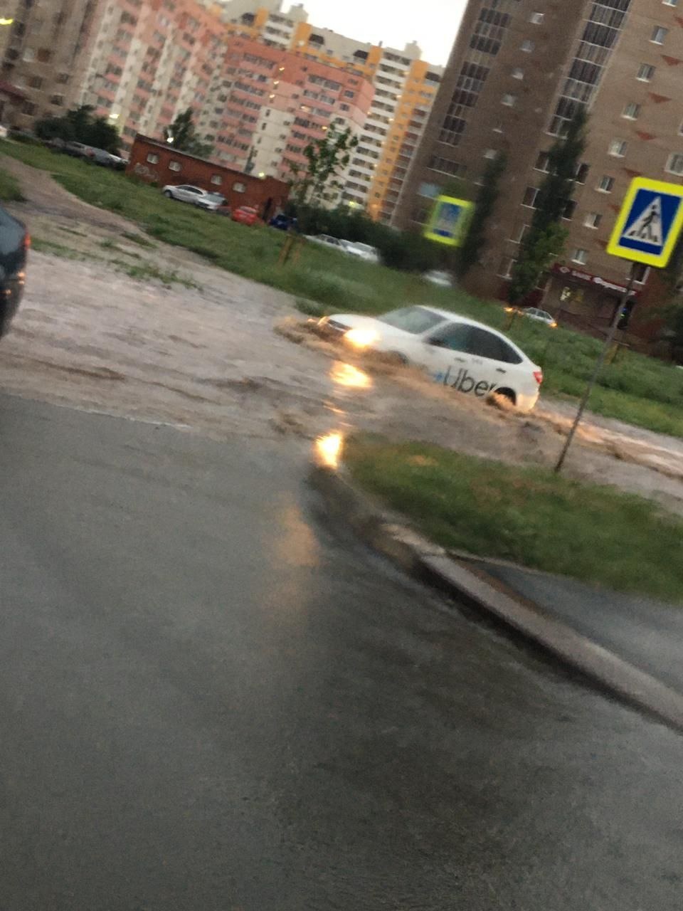 Последствия ливня в Оренбурге: сломанные деревья, лужи и протекающие крыши