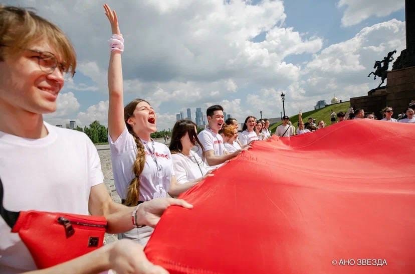 Студентка из Оренбуржья с 1000 волонтерами развернула огромное Знамя Победы