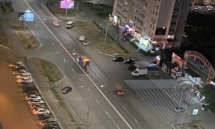 В Оренбурге на ул. Салмышской делают разделительные линии у ТРЦ «КИТ». Ранее дорожники начертили на этом участке дороги двойную сплошную.