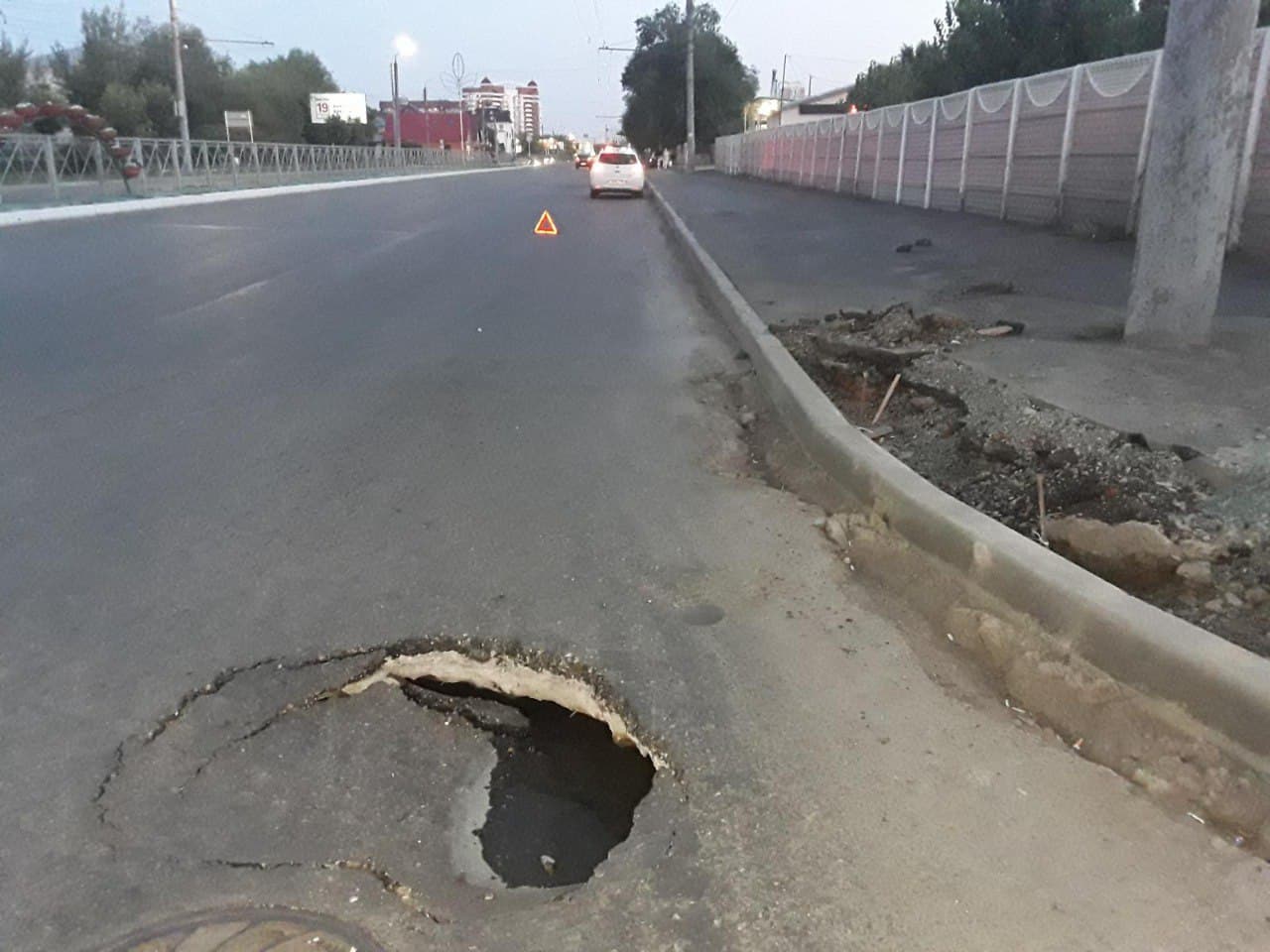 В Оренбурге из-за провалившегося асфальта произошло ДТП
