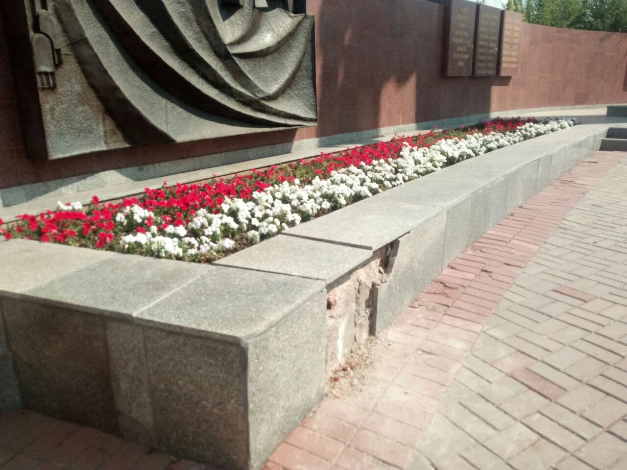 На мемориальном комплексе «Вечный огонь» в Оренбурге грузовик отколол гранитную облицовку. Повреждение устранят, сообщили в администрации областного центра.