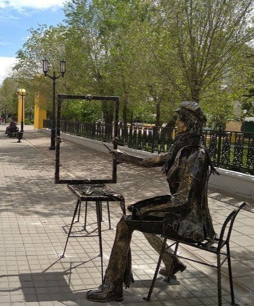 В Ейске установили брата-близнеца скульптуры художника из Оренбуржья