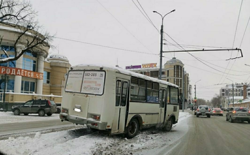 Пассажирский автобус «ПАЗ» и KIA столкнулись в центре Оренбурга