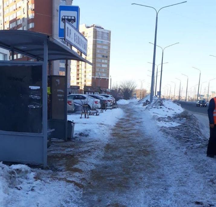 Коммунальщики Оренбурга обрабатывают тротуары от наледи