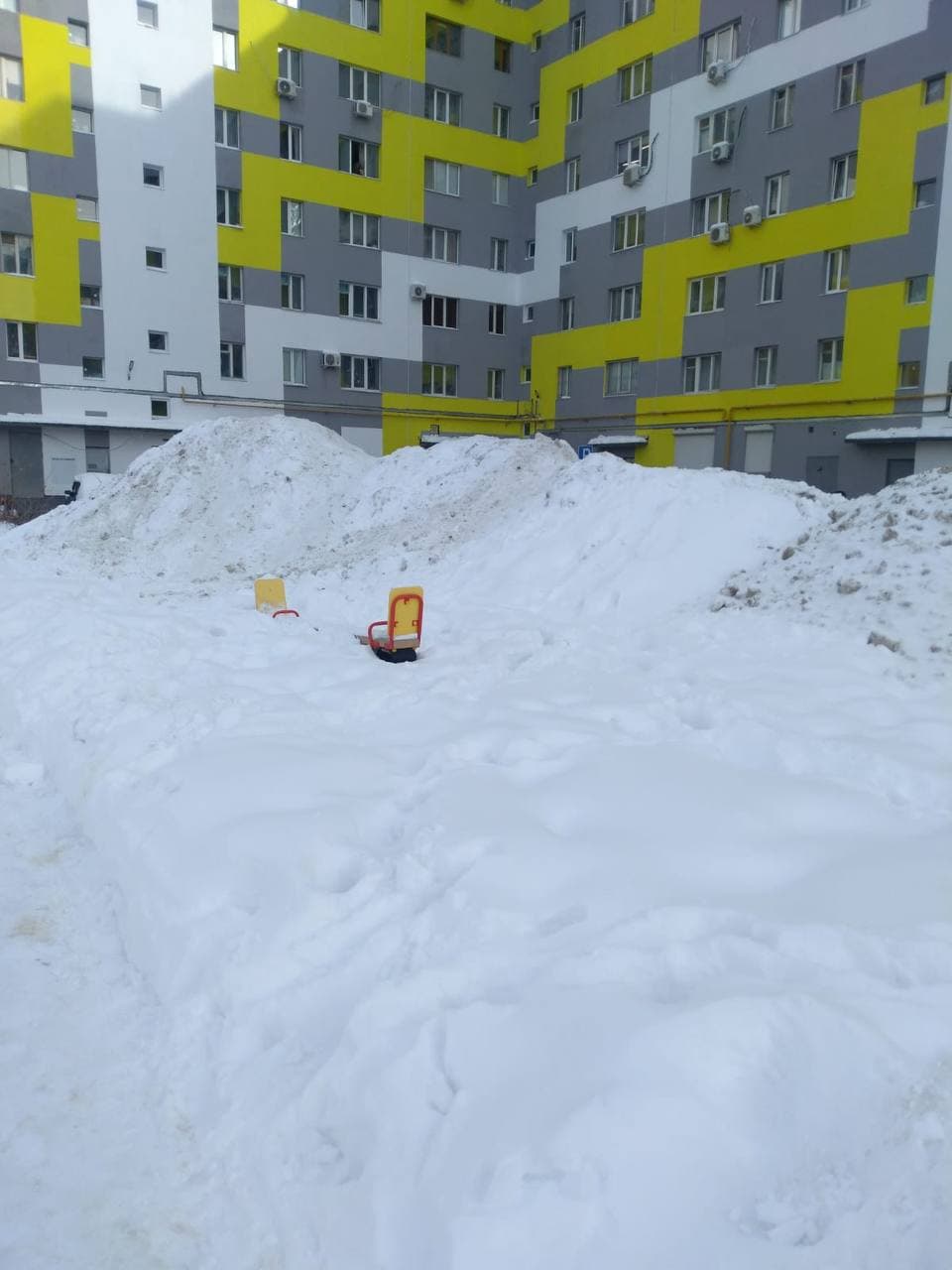 Жители Оренбурга возмущены ситуацией с заваленными снегом детскими площадками