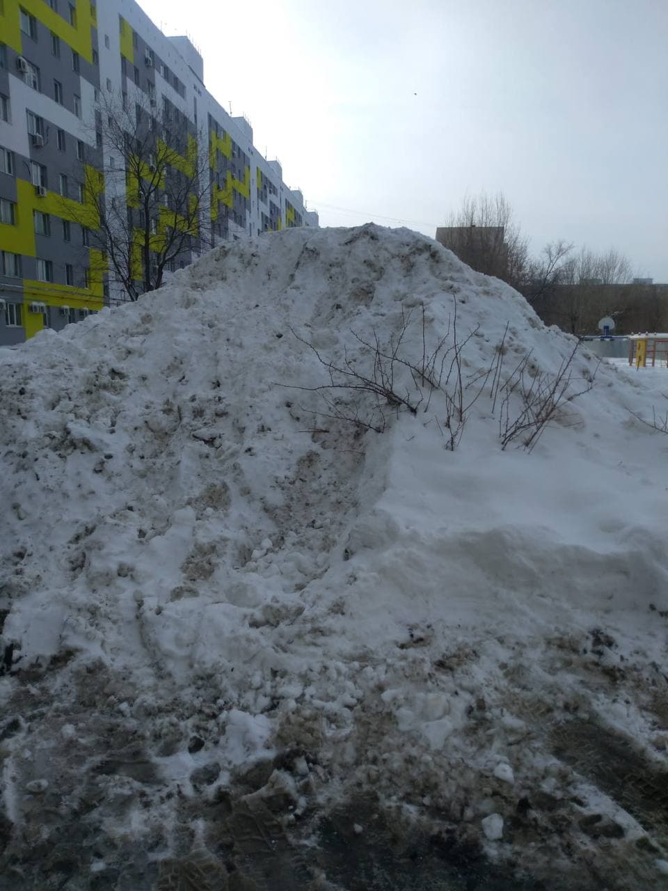 Жители Оренбурга возмущены ситуацией с заваленными снегом детскими площадками