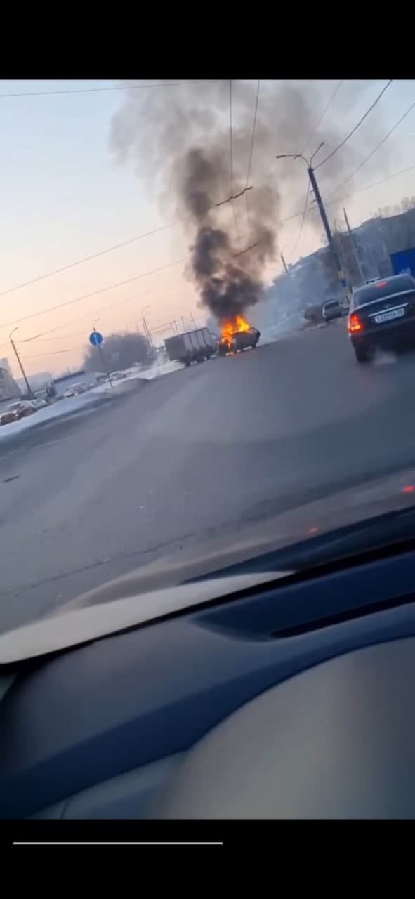 В Оренбурге утром на ул. Братьев Коростелевых сгорел ВАЗ 2110