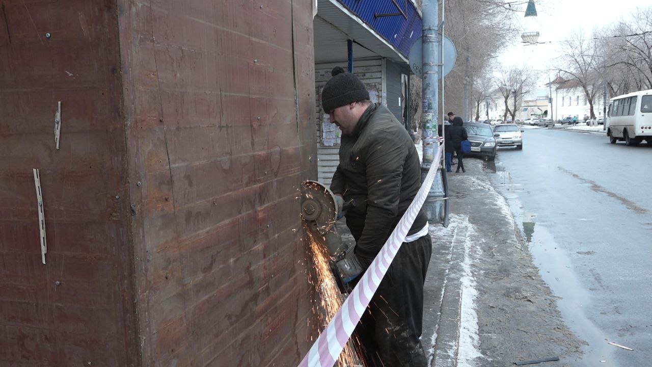 В Оренбурге демонтируют торговый павильон на Парковом проспекте