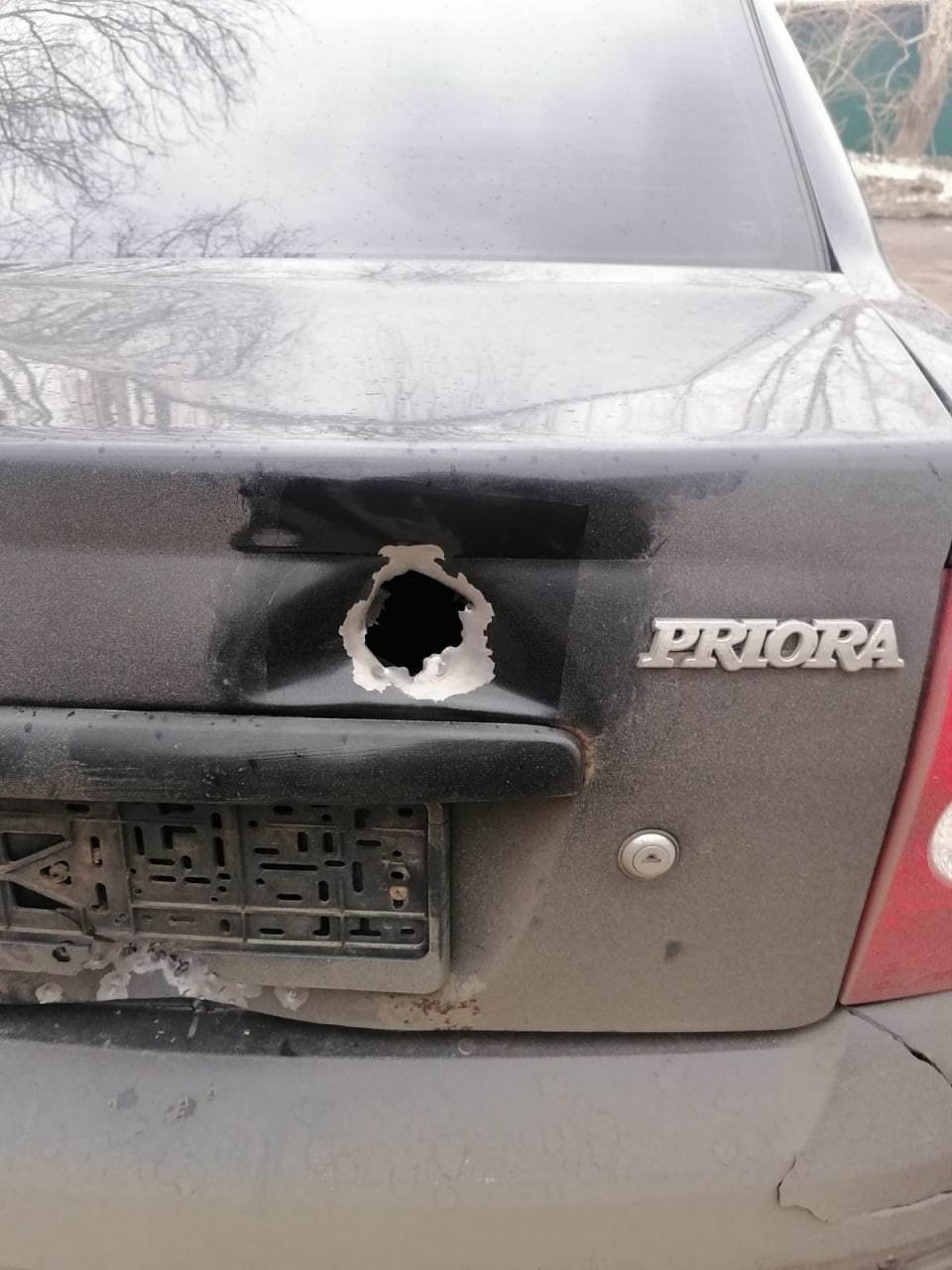 В Оренбурге пожилой мужчина выстрелил в «Ладу Приору» и ранил человека