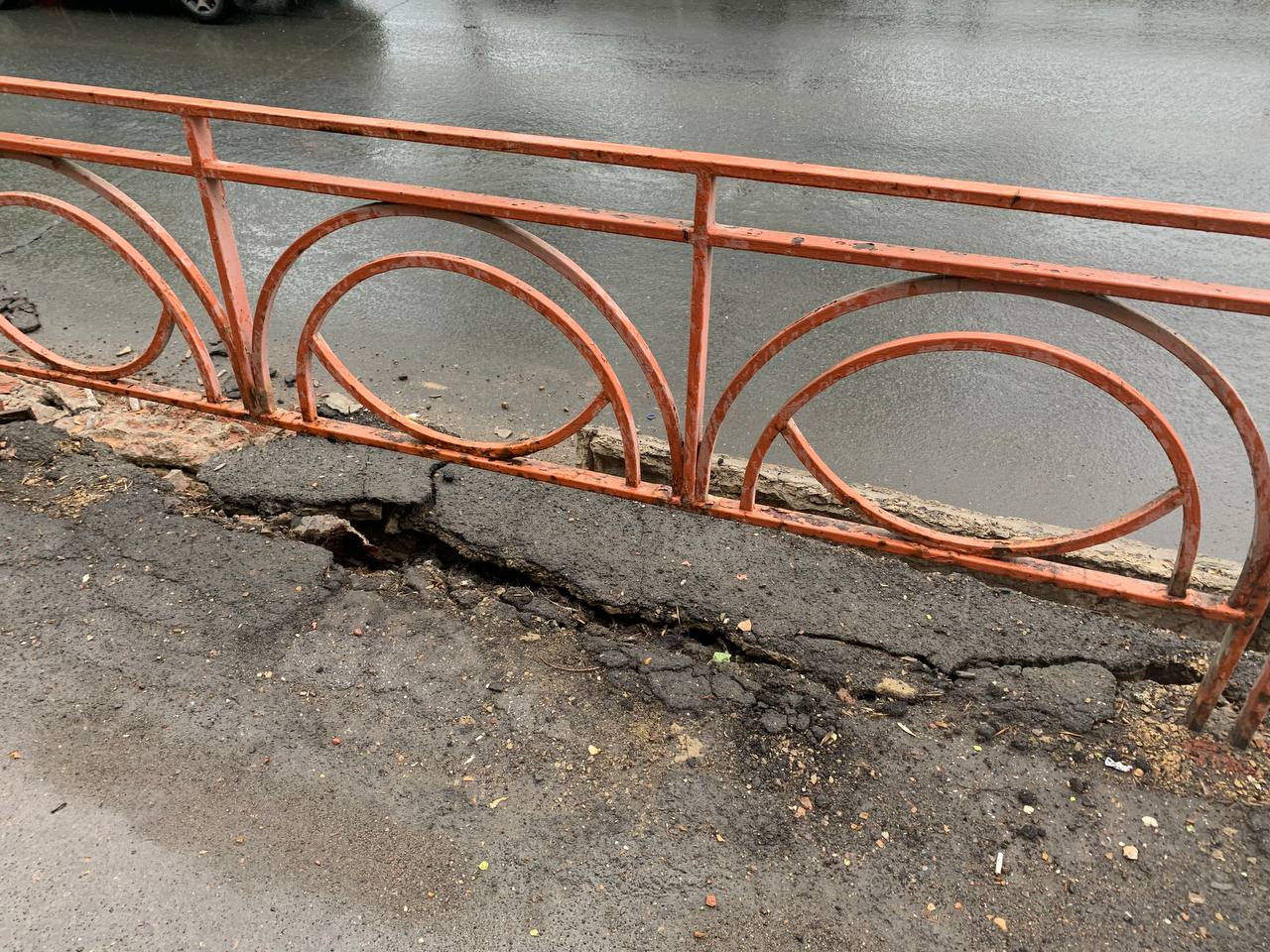 В центре Оренбурга обрушилась подпорная стена