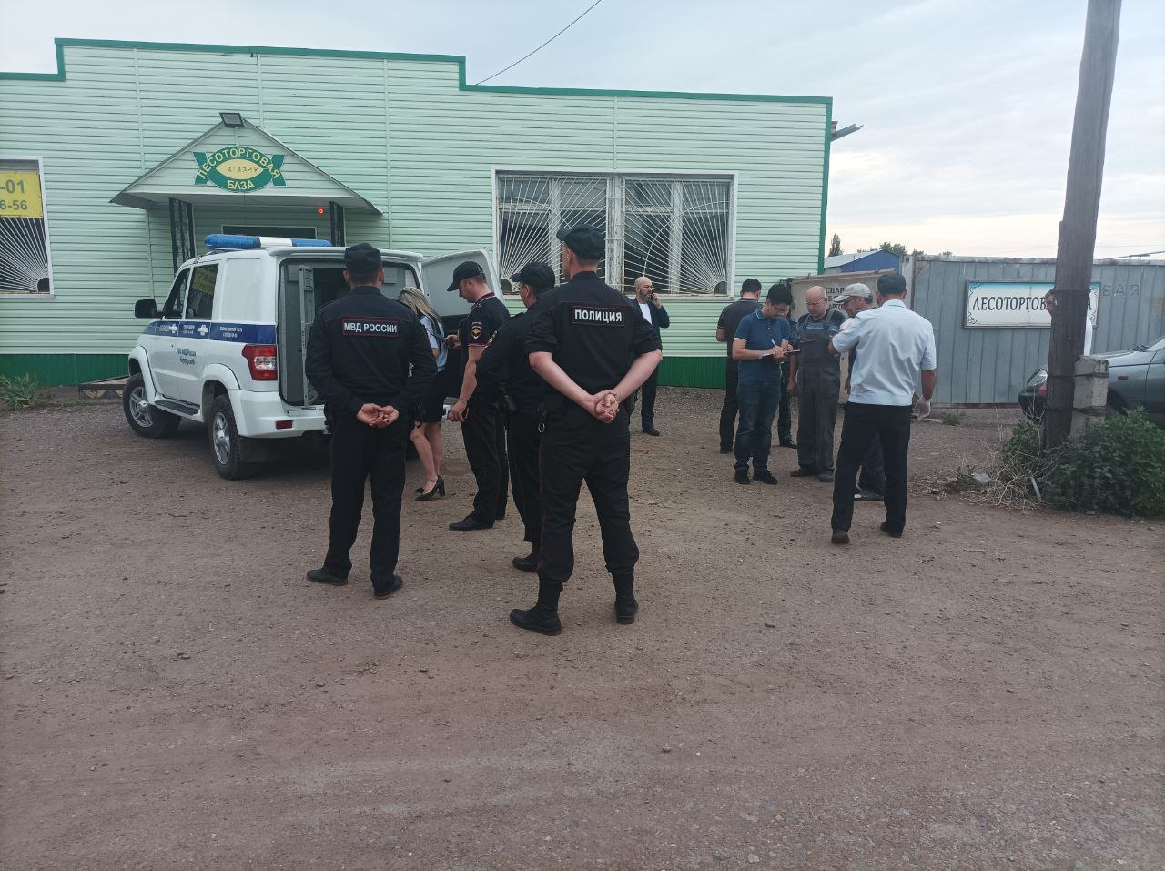 В Бузулуке неизвестный ранил двух человек во время стрельбы на улице