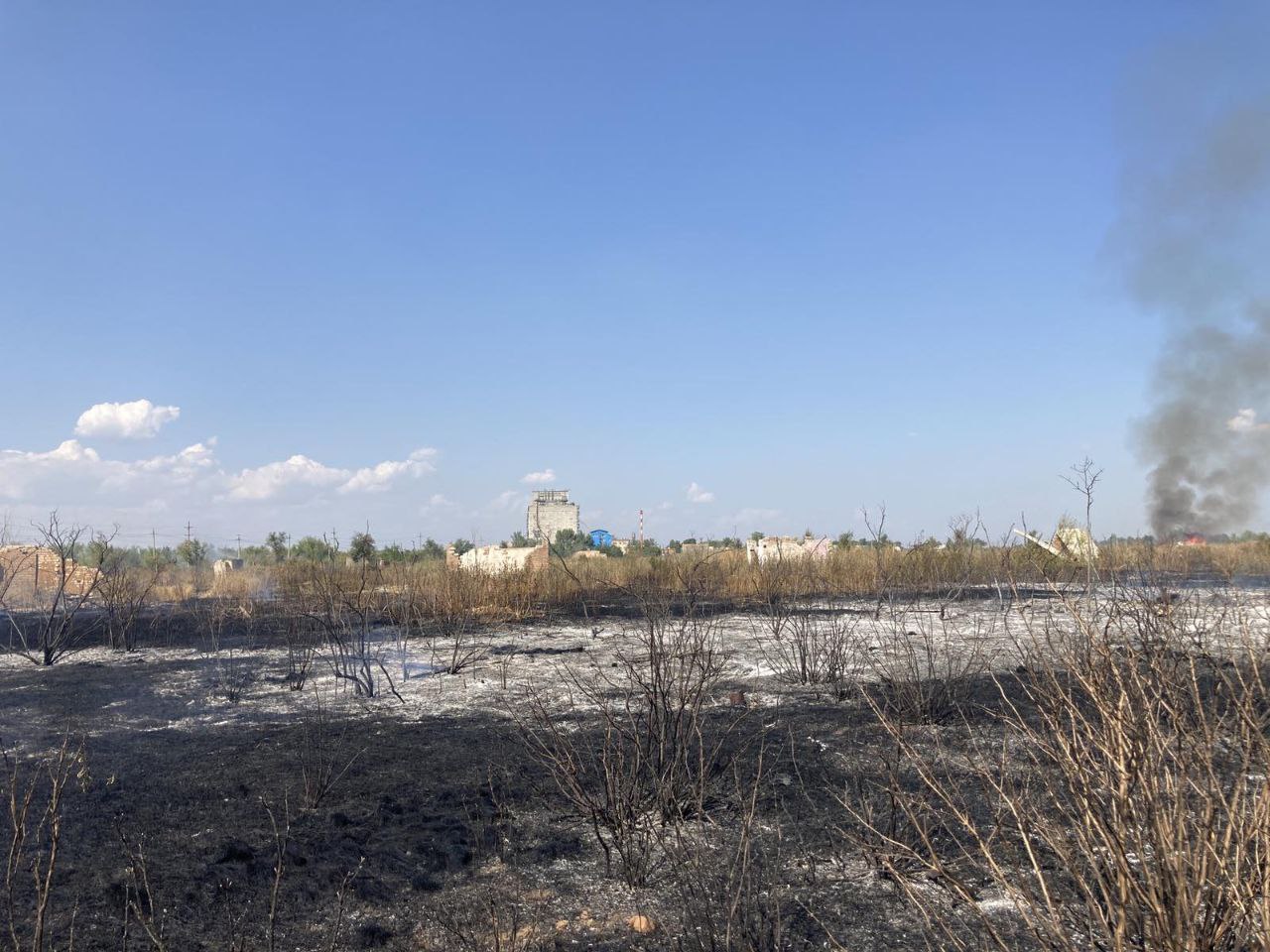 Под Оренбургом степному пожару не дали подобраться к городу