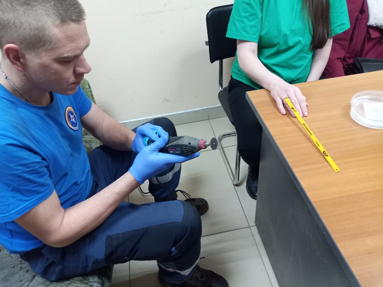 Оренбургские спасатели сняли кольцо с отечного пальца будущей мамы