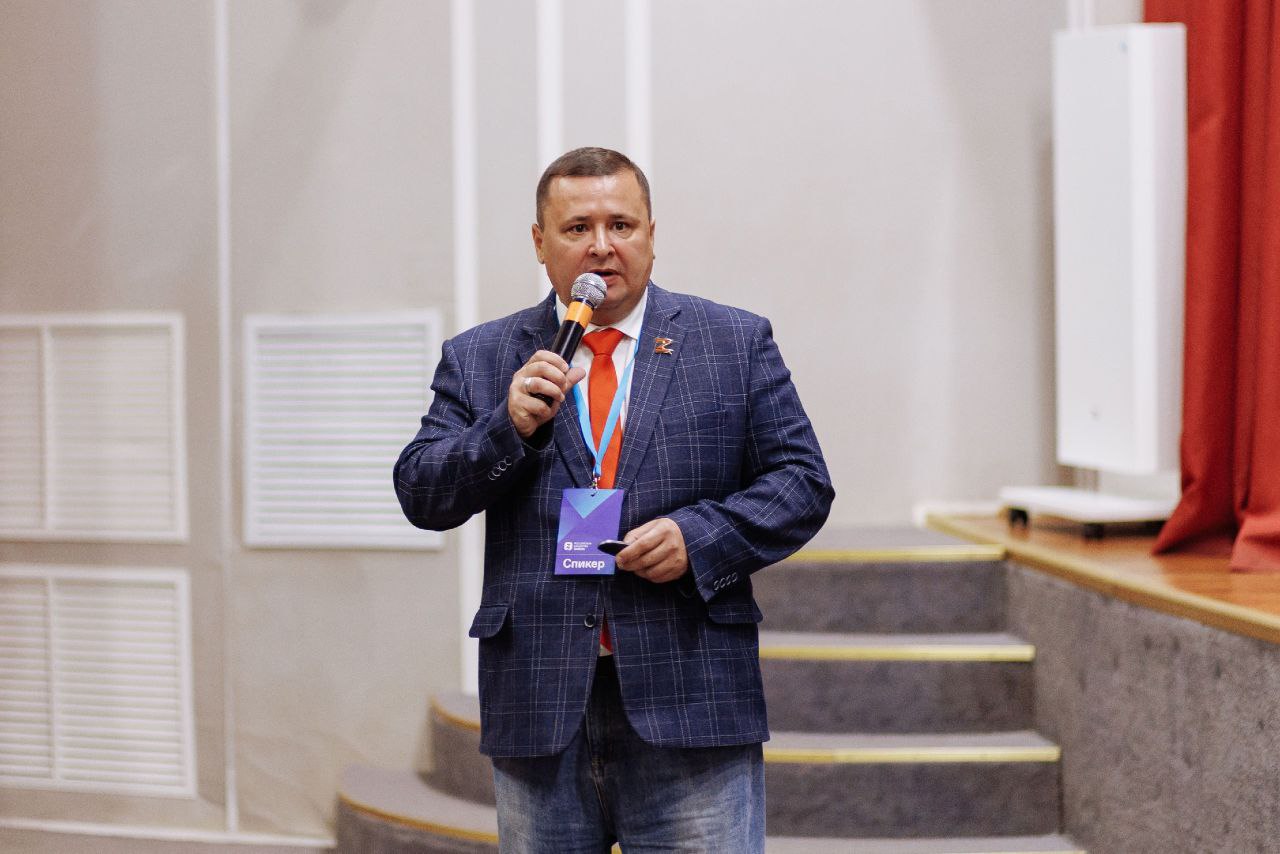 Лучшим просветителем Оренбургской области признан Артур Аллагулов, заведующий кафедрой педагогики ОГПУ. Он активно занимается просветительской деятельностью в рамках Российского общества «Знание», федеральных проектов и работы агитбригад в зоне СВО. Его вклад в науку отмечен более чем 250 публикациями, а также наградами федерального уровня, включая знак «За наставничество» и Благодарность Президента РФ. Военно-полевой концерт «Мы снова с Победой вернемся домой!» Оренбургского театра музыкальной комедии стал лучшим проектом региона. Постановка, основанная на историях защитников Оренбуржья, привлекает в среднем 580 зрителей на каждом показе.
