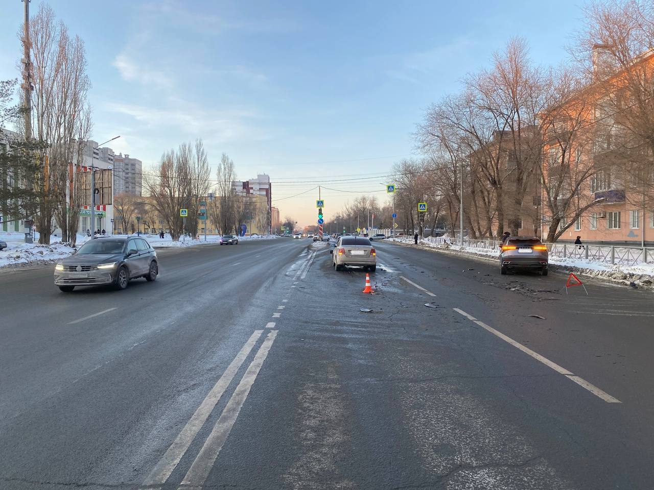 В Оренбурге на Братьев Коростелевых столкнулись две иномарки: есть пострадавшая