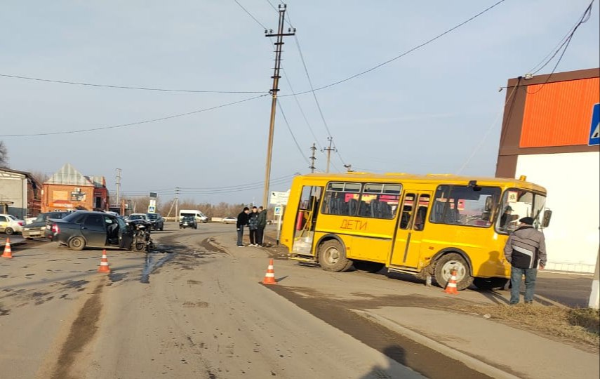 В Соль-Илецке школьный автобус столкнулся с «Ладой»: пострадала 17-летняя школьница