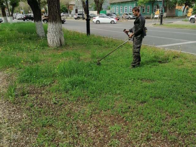 Коммунальные службы приводят в порядок улицы и скверы Оренбурга