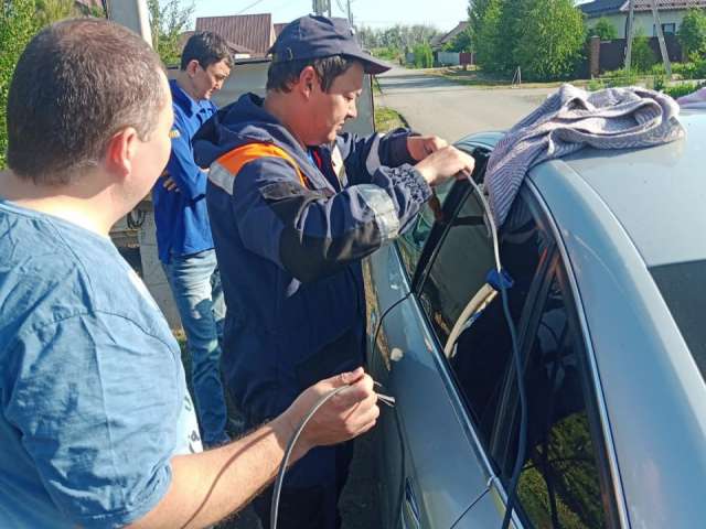В селе Ивановка спасатели пришли на помощь ребенку, запертому в машине 
