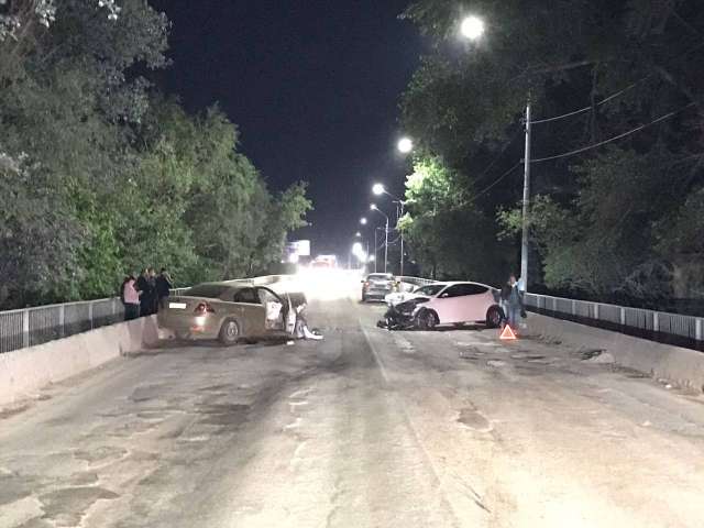 В Оренбурге на мосту столкнулись три иномарки, есть пострадавшие