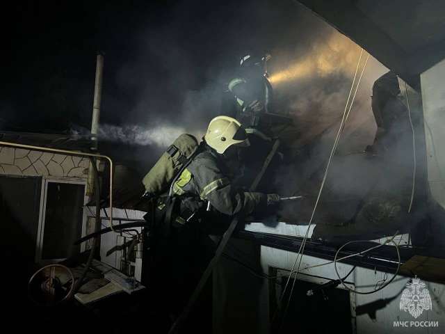 В Оренбурге на улице Дубицкого в жилом доме произошел пожар