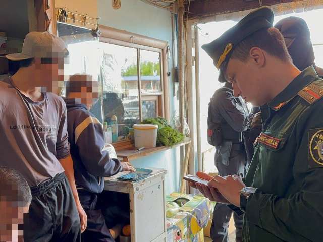 В Орске шесть мигрантов получили повестки в военкомат в ходе рейда по уклонистам