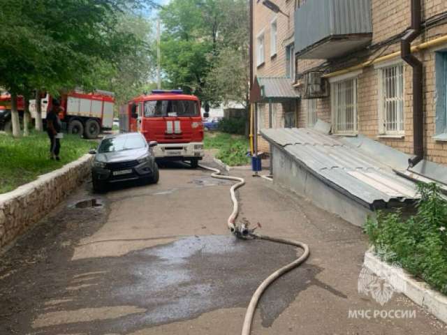 В Оренбурге огнеборцы спасли женщину от огня 