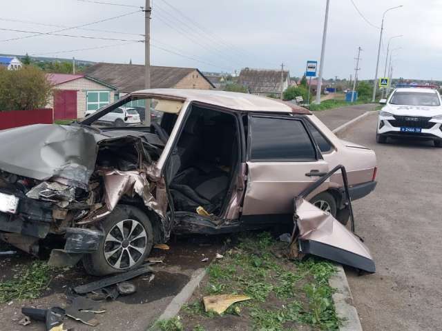 В Абдулино пожилой водитель почувствовал себя плохо за рулем и влетел в опору ЛЭП