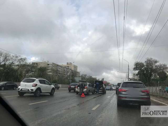 На проспекте Гагарина в Оренбурге сразу три аварии