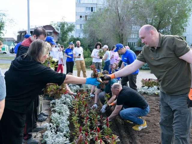 12 тысяч цветов: в Оренбурге прошла акция по озеленению сквера 