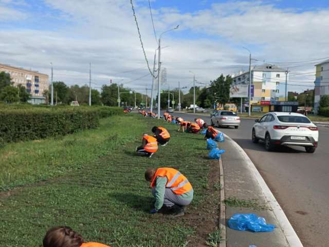 Более 200 коммунальщиков вышли на уборку улиц Оренбурга 
