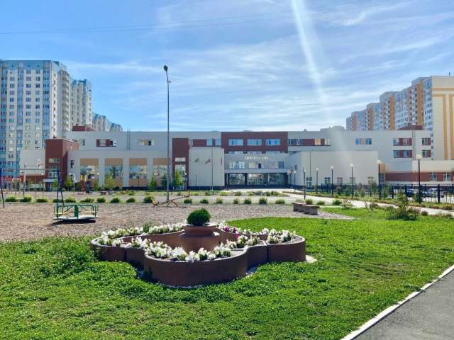 В Оренбурге школьные дворы украсили цветами 