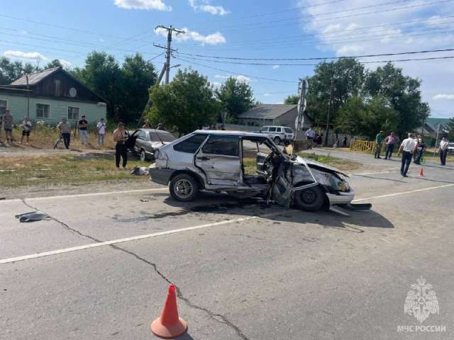 Сотрудники МЧС спасли ребенка из автомобиля после ДТП в Оренбургской области