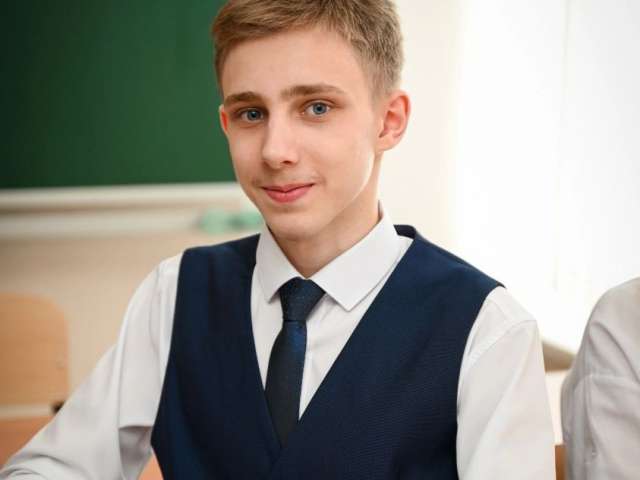 Выпускник Максим Азизов из Оренбурга сдал ЕГЭ по математике на 100 баллов 
