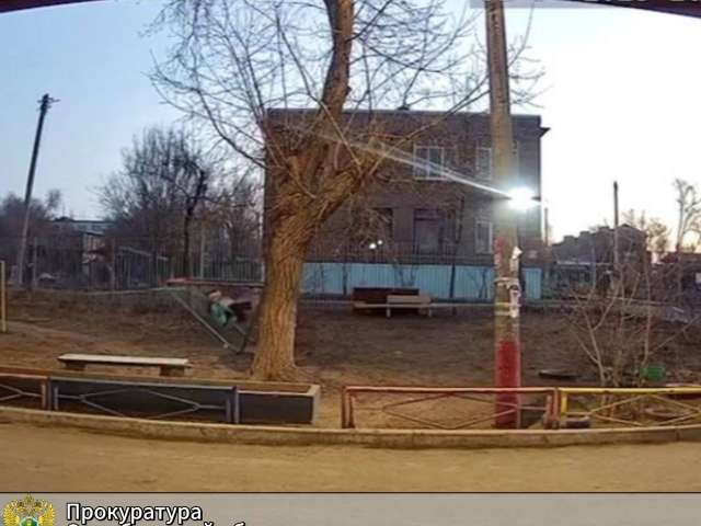 Детям из Орска, пострадавшим при падении неисправных качелей, выплатят компенсацию